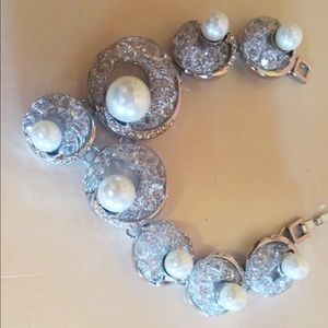 Beautiful pearl clear rhinestone bracelet